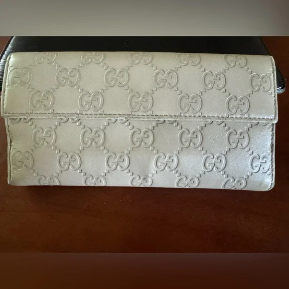 Gucci White Embossed Logo Wallet - Picture 1 of 6
